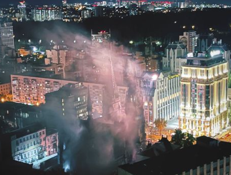 У Києві горить костел Святого Миколая, на місці працюють пожежники (ВІДЕО) (оновлено)