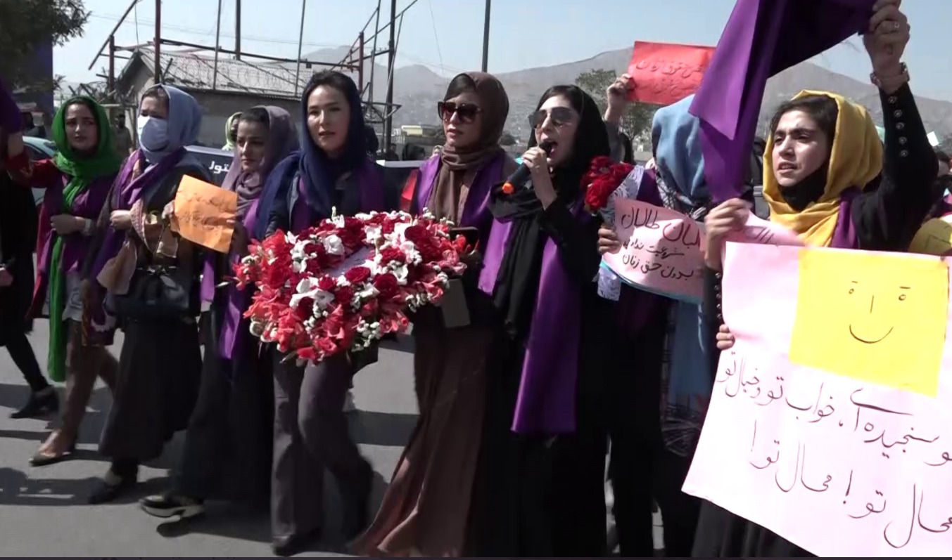 У Кабулі жінки вийшли на акцію протесту: бойовики розігнали акцію, застосувавши сльозогінний газ