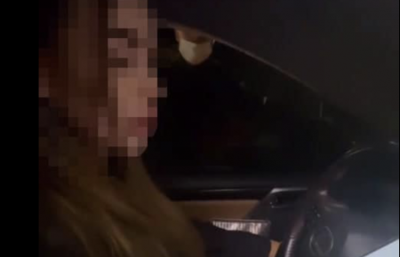 В столице женщина на Lexus хамила полицейским, ее подруга выложила видео в сеть — водительницу ожидает суд