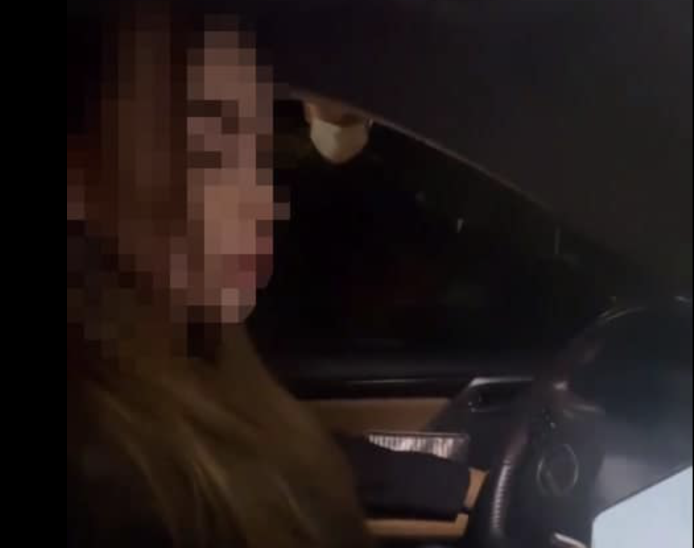В столице женщина на Lexus хамила полицейским, ее подруга выложила видео в сеть — водительницу ожидает суд