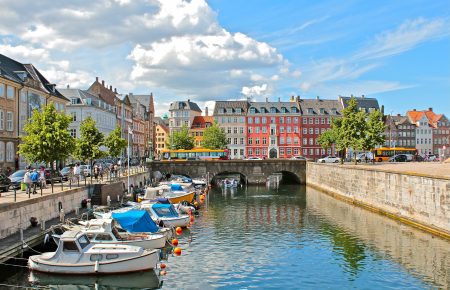 Данія першою в Євросоюзі скасовує ковідні обмеження