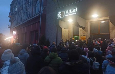 Івано-Франківськ: близько 300 людей ночували біля ЦНАПу, аби записати дітей до нового дитсадка