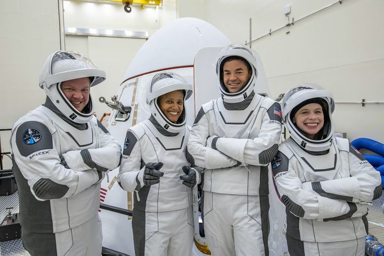 SpaceX оголосила дату першої космічної місії із цивільним екіпажем