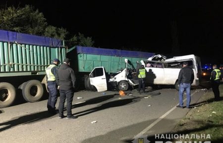 На Миколаївщині зіштовхнулися мікроавтобус і дві вантажівки, загинули 4 людей (ФОТО)