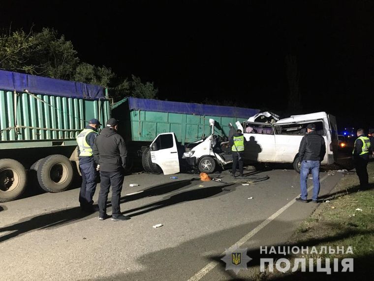 На Николаевщине столкнулись микроавтобус и два грузовика, погибли 4 человека (фото)