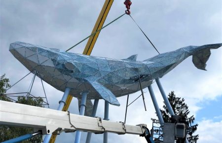 У Києві встановлюють 12-метрову скульптуру кита з переробленого пластику