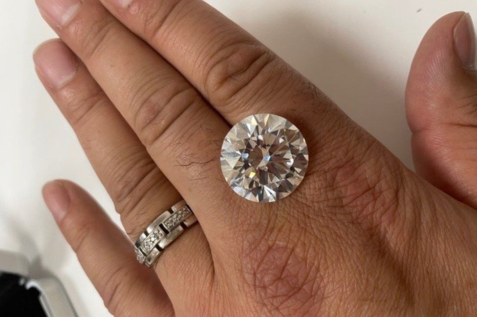 У Британії жінка мало не викинула діамант вартістю $2,7 млн: думала, що це біжутерія