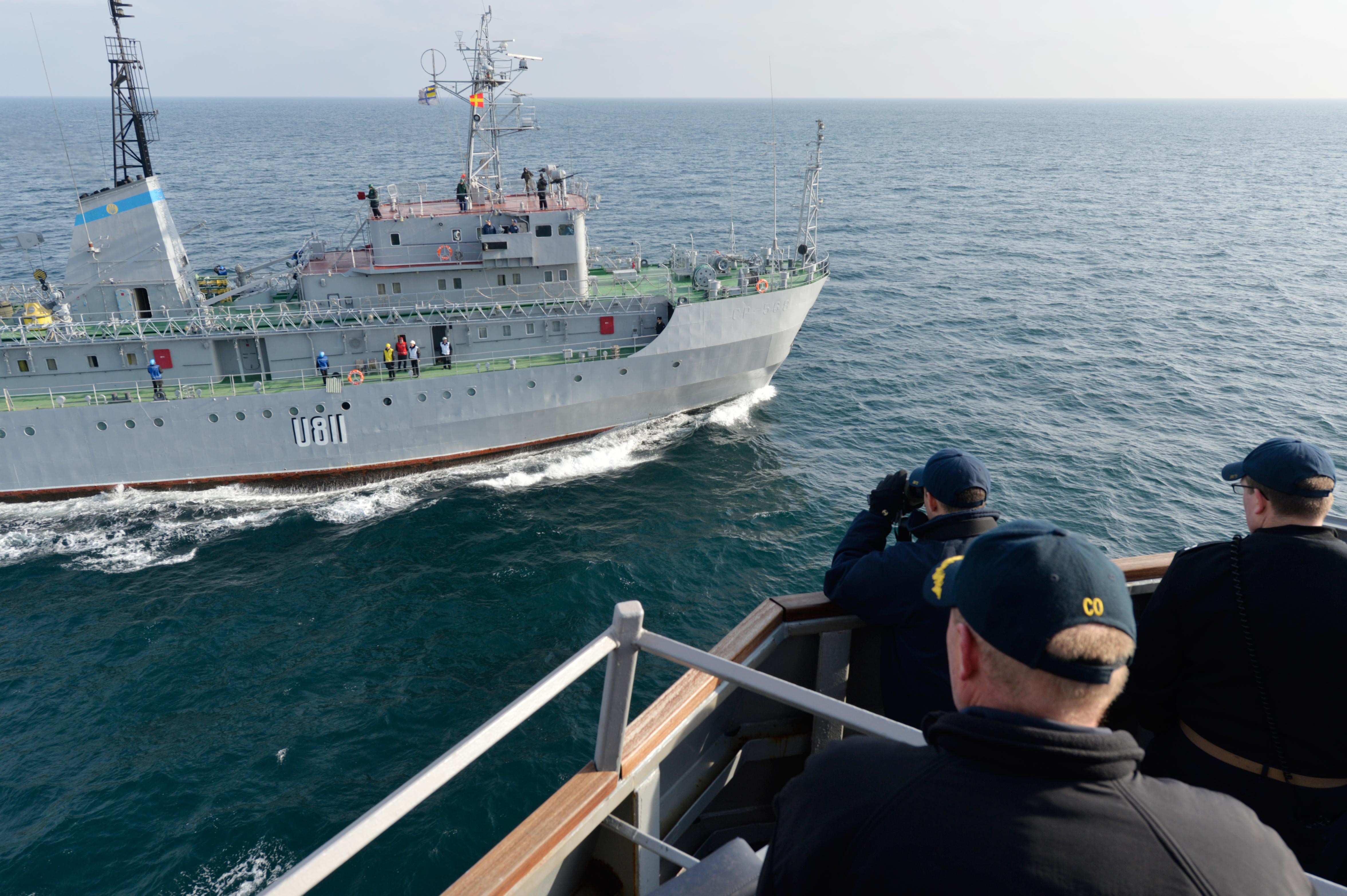 Судно ВМС Украины, потерпевшее бедствие у острова Змеиный, буксируют в Одессу