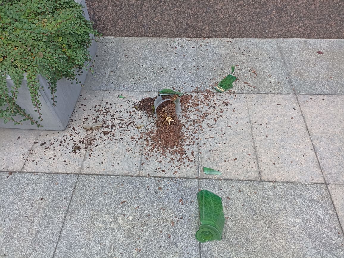 Акція під «Укрексімбанком»: з вікна будівлі впав вазон та розбився біля журналістів (ФОТО)