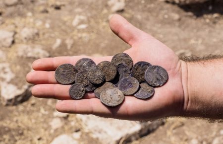Стародавні монети та комплекс таємних печер археологи знайшли на фермі в Ізраїлі (ФОТО)