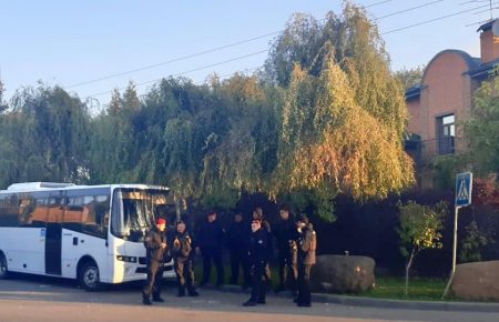 В Козине под домом Порошенко дежурит полиция, ночью были столкновения