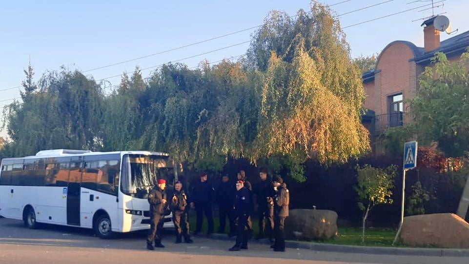 В Козине под домом Порошенко дежурит полиция, ночью были столкновения