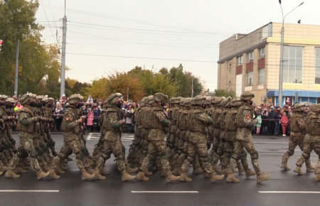 «Показати, що є кому захищати, нагадати, що є кого»: військовий парад у Сєвєродонецьку (ФОТО)