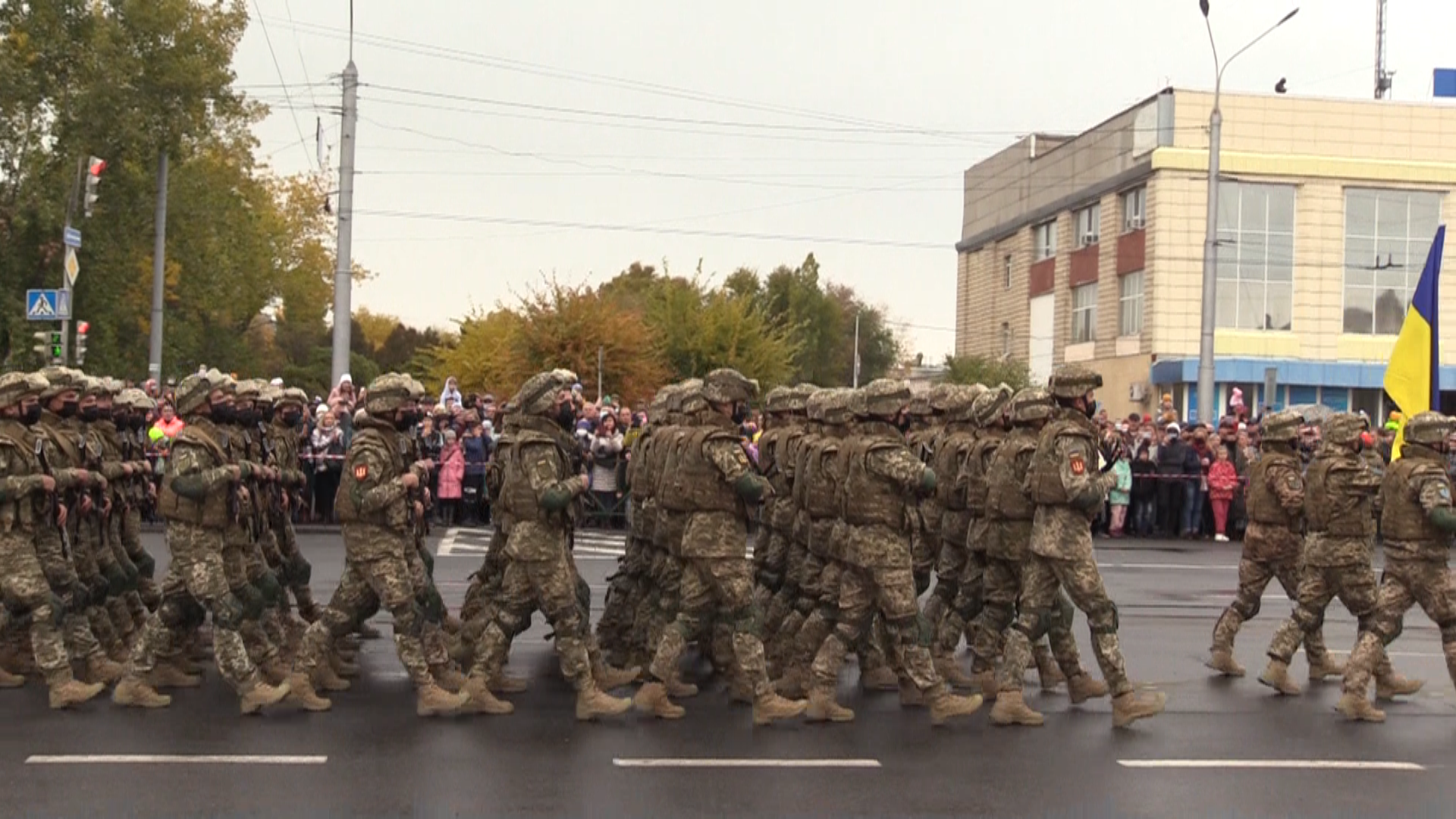 «Показати, що є кому захищати, нагадати, що є кого»: військовий парад у Сєвєродонецьку (ФОТО)