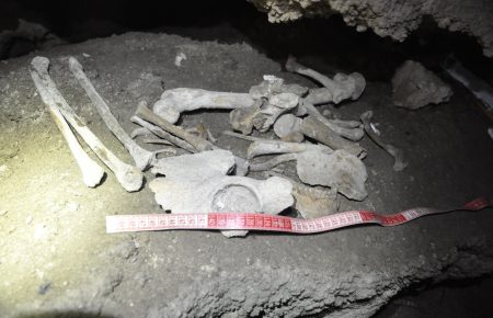 На Борщівщині спелеологи виявили нову печеру: знайшли людське поховання та посуд (фото)