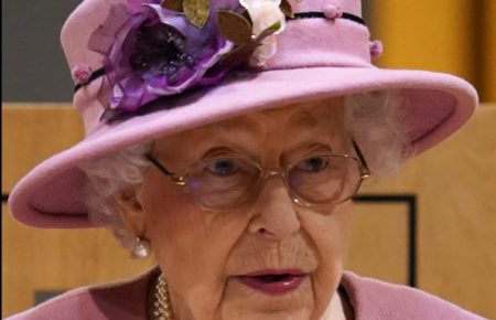 Елизавета II отказалась стать «бабушкой года»