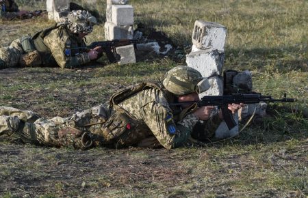 На Донбасі унаслідок обстрілів дістали поранення двоє військових
