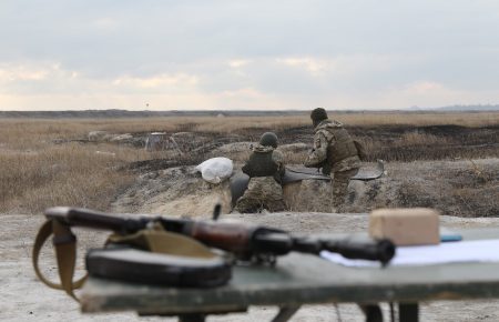На Донбасі бойовики тричі стріляли з забороненої зброї