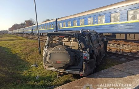 На Харківщині водійка виїхала на залізничний переїзд: її госпіталізували