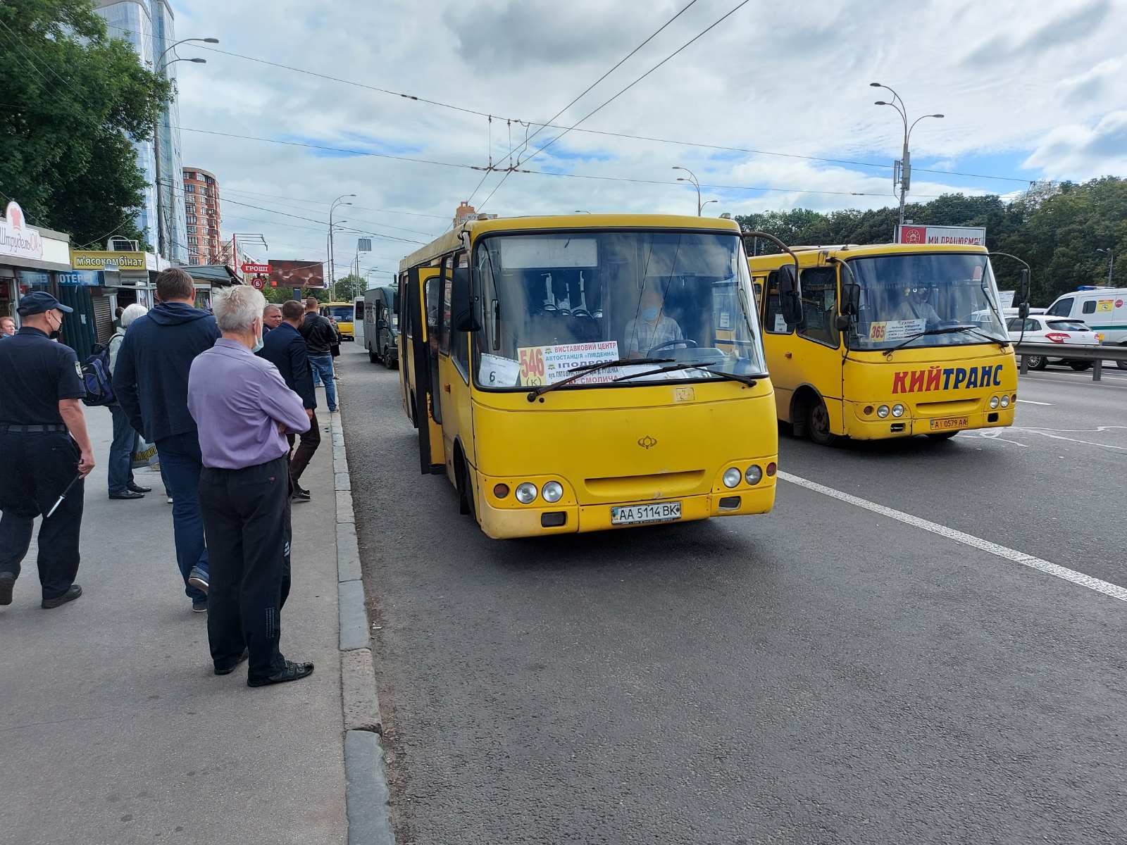 Киевская власть расторгла договоры на 21 автобусный маршрут из-за поддельных документов — КГГА