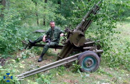 Обстреливал позиции украинских военных в Попасной и Золотом: СБУ допросила боевика «ЛНР» (видео)