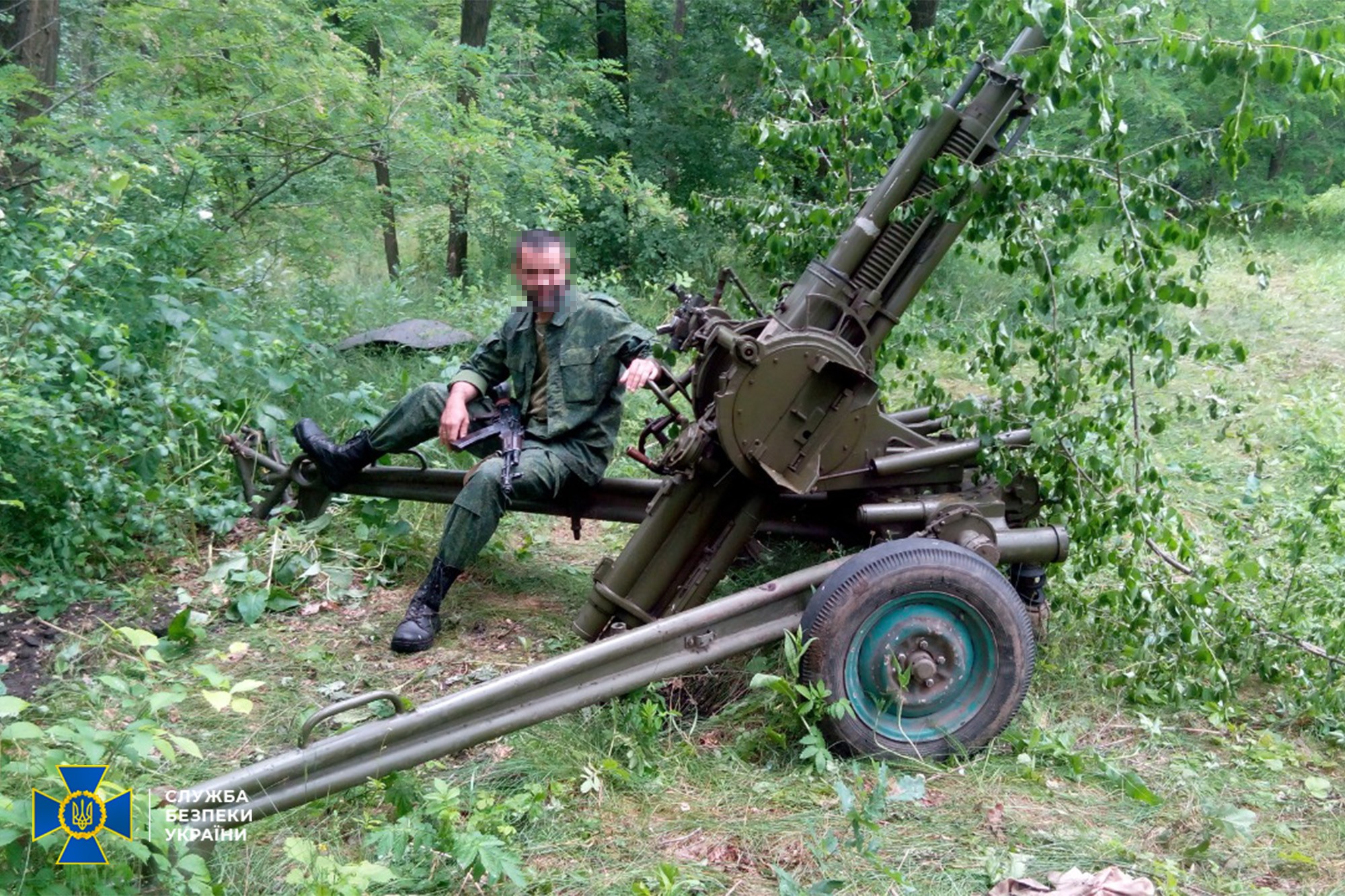 Обстреливал позиции украинских военных в Попасной и Золотом: СБУ допросила боевика «ЛНР» (видео)