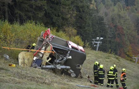 У Чехії впала кабіна канатної дороги: загинув машиніст, людей з сусідньої кабіни евакуювали