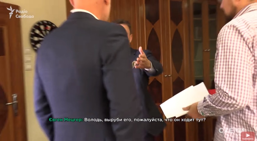 Журналісти «Схем» відновили відео, на якому працівники «Укрексімбанку» забирають у них техніку