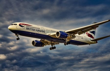 Бортпровідників авіакомпанії British Airways попросили не звертатися до пасажирів «Леді та джентльмени»