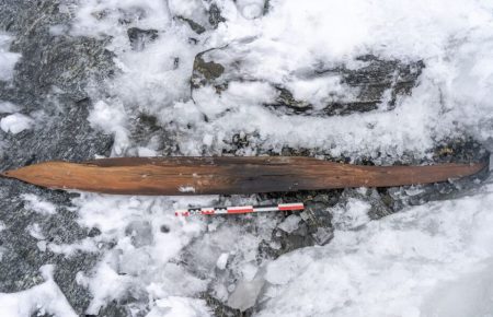 Археологи извлекли из льда вторую деревянную лыжу возрастом 1300 лет, первую нашли в 2014-м (фото)
