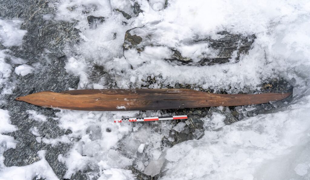 Археологи дістали з льоду другу дерев'яну лижу віком 1300 років, першу знайшли у 2014-му (ФОТО)