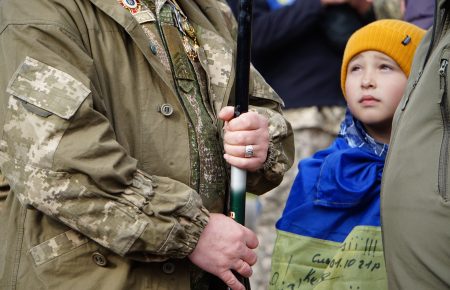 «Я здесь в кругу единомышленников»: марш ко Дню защитников и защитниц прошел по улицам Киева (репортаж)