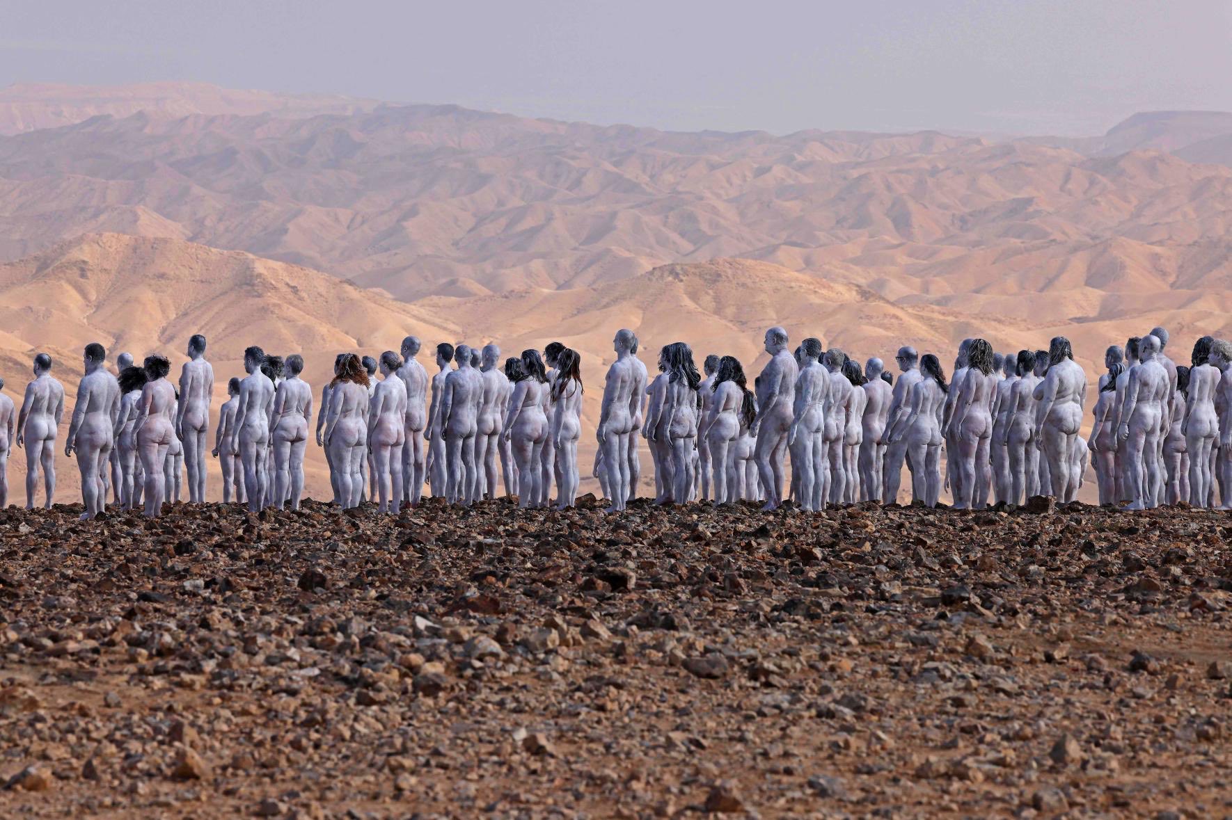 Фотохудожник зібрав 200 оголених людей біля Мертвого моря: хотів показати, як море висихає
