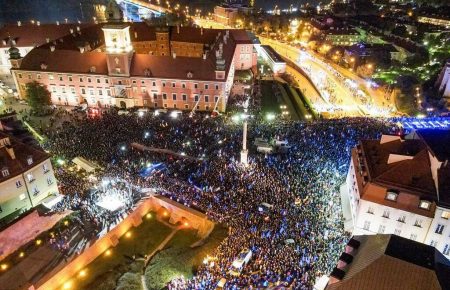 У Польщі протестують проти пріоритету законодавства країни над правом ЄС (ВІДЕО)