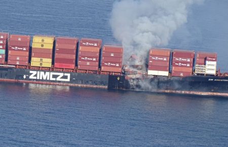 Пожежа на вантажному судні біля Канади: вогонь не поширюється на інші контейнери, ситуація під контролем