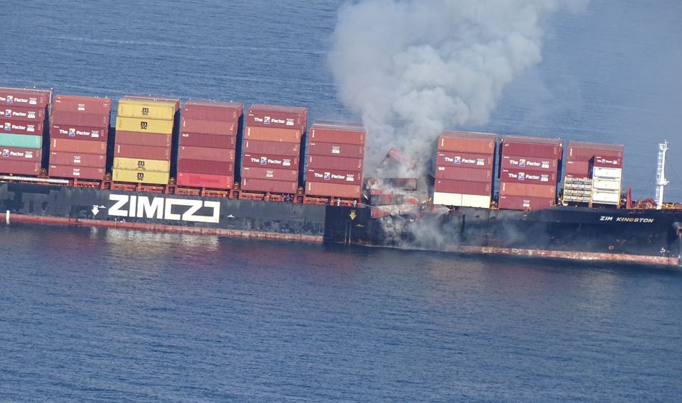 Пожежа на вантажному судні біля Канади: вогонь не поширюється на інші контейнери, ситуація під контролем