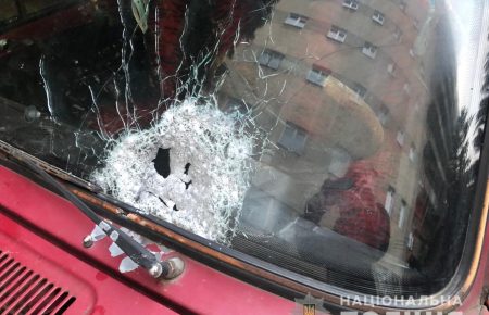 Обстріл авто у Чернівцях: поліцейські затримали нападника
