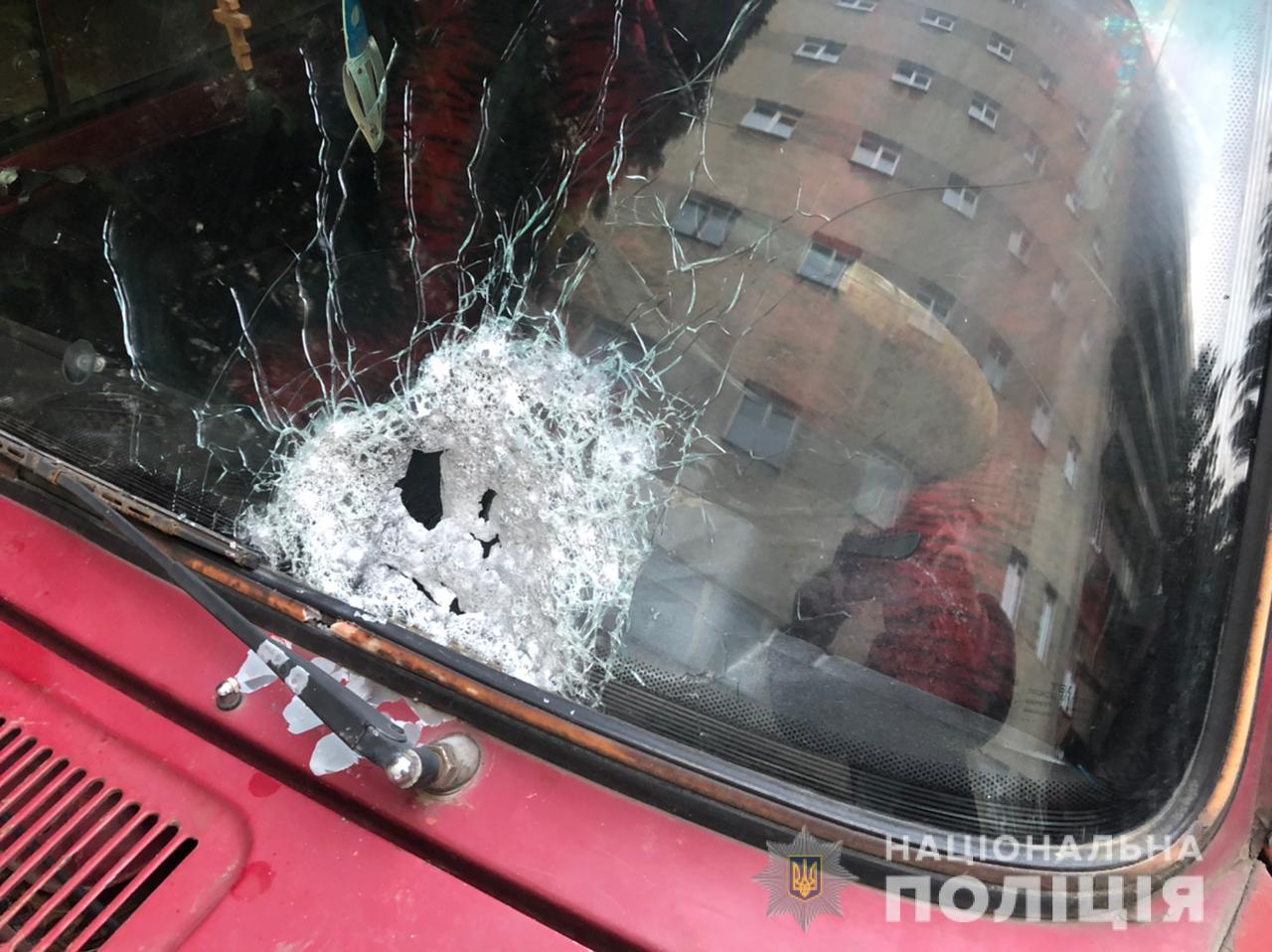 Обстріл авто у Чернівцях: поліцейські затримали нападника