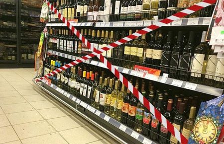 «Ощадбанк» блокуватиме рахунки» та «заборона продажу алкоголю» — як регіональні ЗМІ залякують читачів маніпуляціями