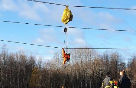 В Финляндии парашютист полтора часа провисел на высоковольтных проводах — напряжение составляло 20 тысяч вольт