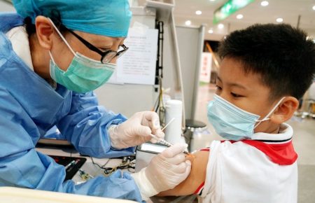 Китай начнет вакцинировать детей от 3 лет на фоне новых вспышек COVID-19
