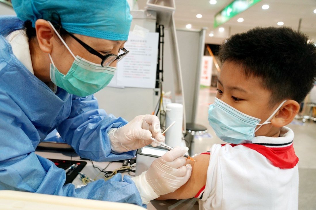 Китай начнет вакцинировать детей от 3 лет на фоне новых вспышек COVID-19