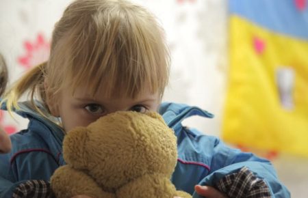 Психологічна підтримка замість іграшки: як волонтери підтримують дітей з Донбасу?