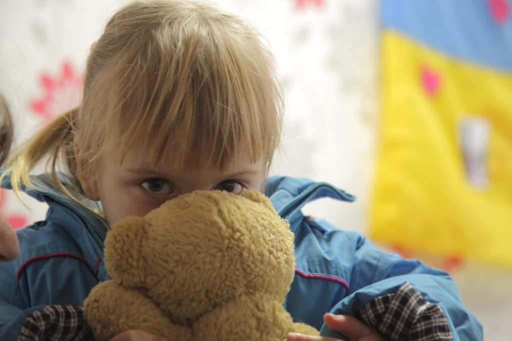 Психологічна підтримка замість іграшки: як волонтери підтримують дітей з Донбасу?