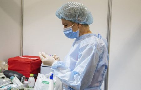 Співробітник «Укрпошти» вимагає 1 млрд євро компенсації у разі побічних ефектів після вакцинації від COVID-19