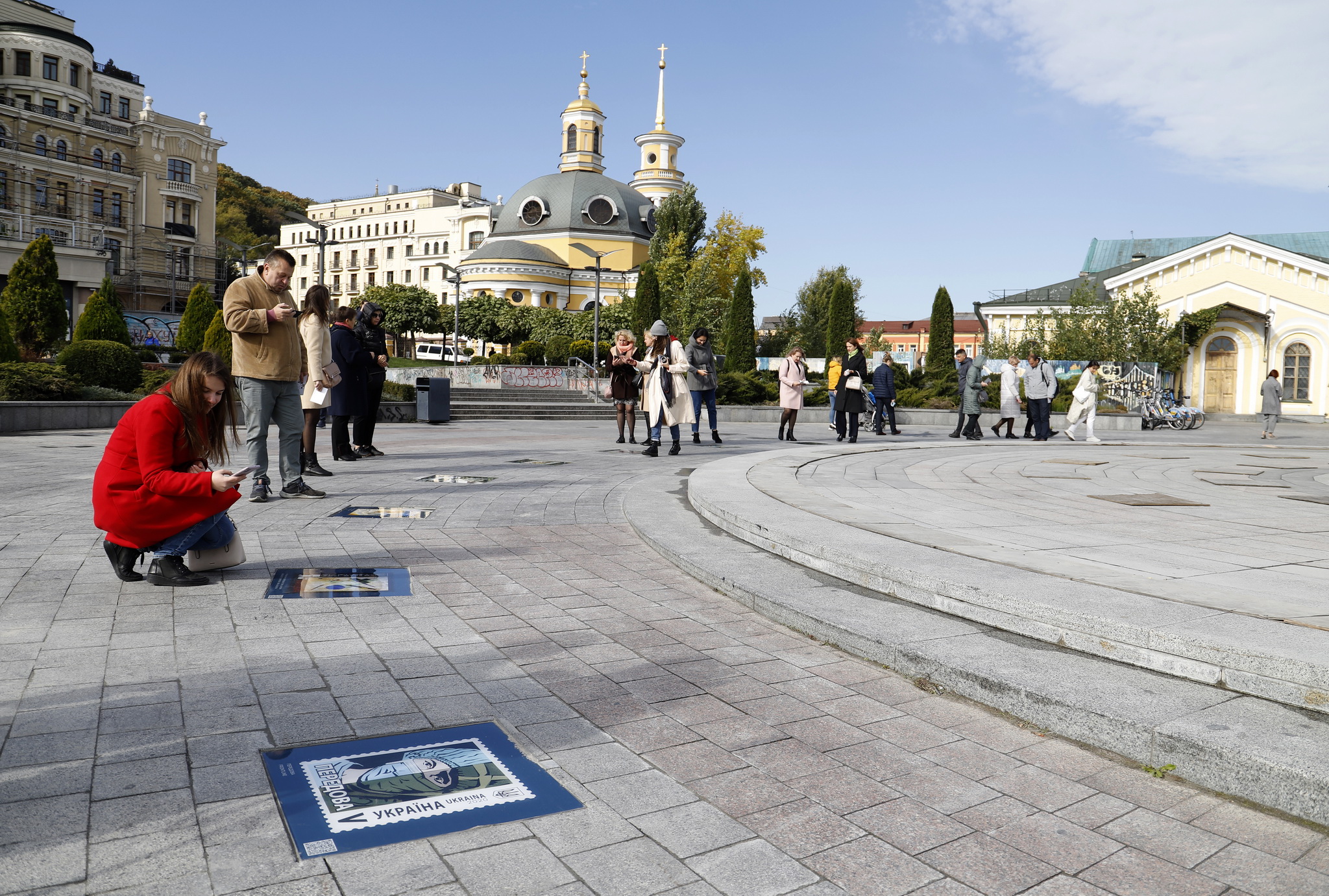 В Киеве на Почтовой площади открыли Аллею почтовых марок (фото)