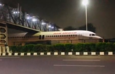 В Індії авіалайнер застряг під дорожнім мостом