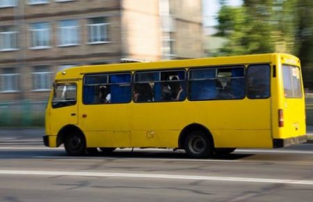 У Києві група чоловіків обстріляла маршрутку, є постраждалі