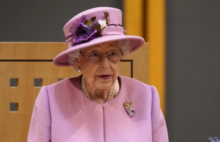 Королева Єлизавета II за порадою медиків провела ніч у лікарні — Reuters