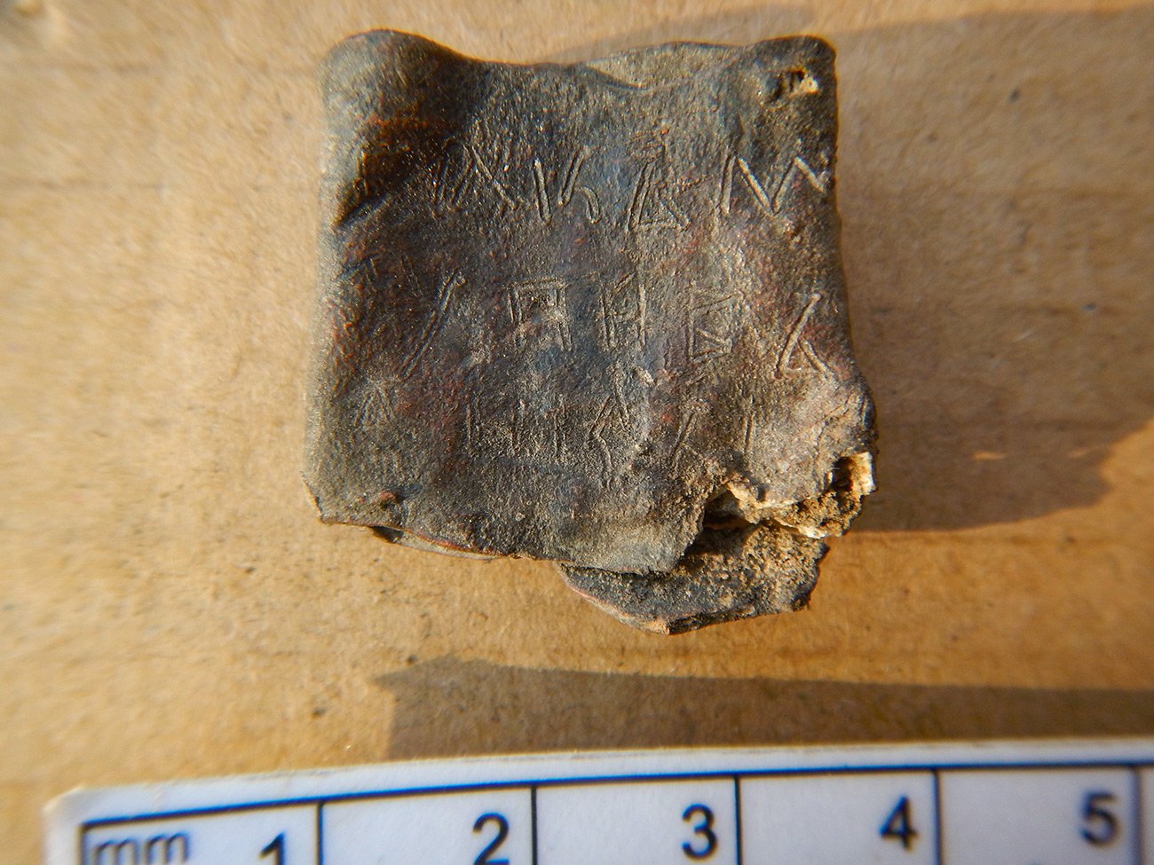 У Полонному археологи знайшли свинцеву пластину із написами XII століття (ФОТО)